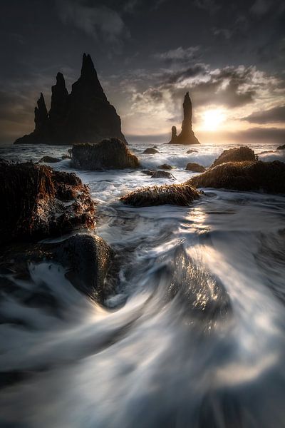 Island Küstenlandschaft mit Lava Felsen im Sonnenlicht am Strand von VIK. von Voss Fine Art Fotografie