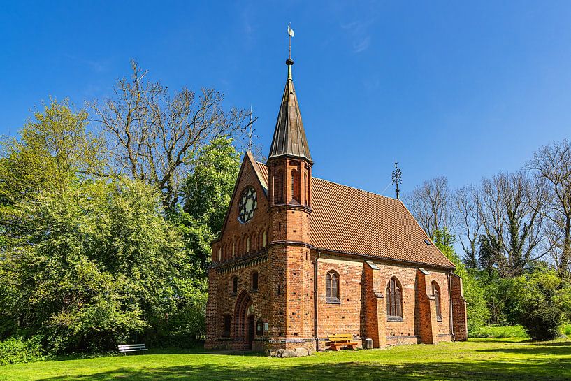 Kapel met weide en bomen in Althof van Rico Ködder