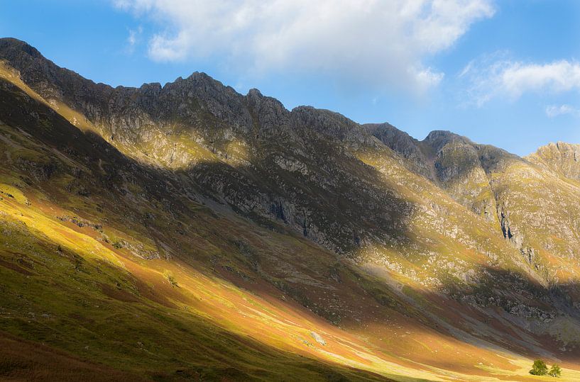 Mountains along Loch Achtriochtan by Johan Zwarthoed