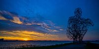 Coucher de soleil à Lelystad, près de l'homme qui réfléchit