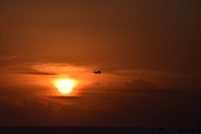 Vliegtuig tijdens een dieprode zonsondergang von Chantal Schutte