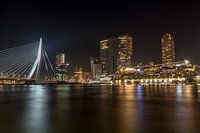 Skyline Rotterdam by night met uitzicht op Erasmusbrug, de Rotterdam en de AIDA
