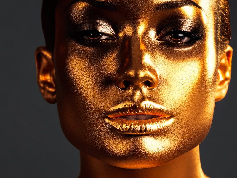 Femme en or couleur par Mustafa Kurnaz