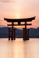 Ile Miyajima - Porte Torii flottante d'Itsukushima au coucher du soleil