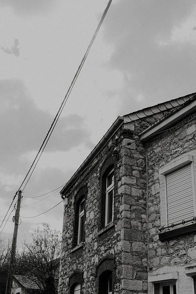 Schwarz-Weiß-Foto eines Hauses in Marchin, belgische Ardennen von Manon Visser