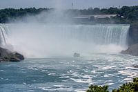 Rondvaartboot bij de Niagara watervallen