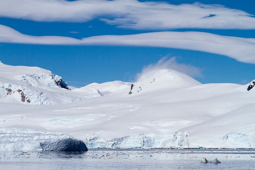 Paysage de montagne en Antarctique ; par Hillebrand Breuker