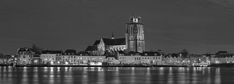 Panorama Nachtaufnahme Grote Kerk Dordrecht schwarz-weiß von Anton de Zeeuw