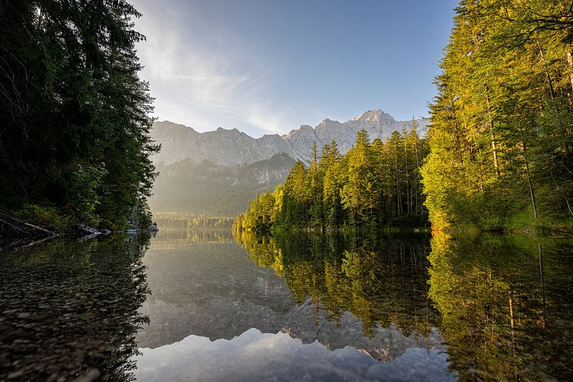 Eibsee mit Spiegelung der Zugspitze bei Sonnenaufgang von Christian Schuster