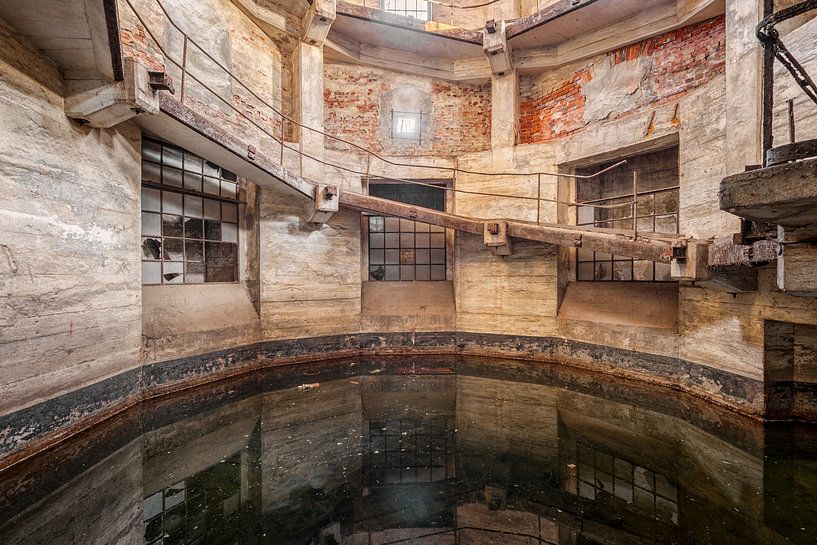 Lost Place - Escalier dans un site industriel par Gentleman of Decay