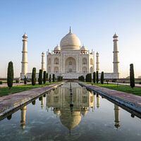 Taj Mahal spiegelt sich im Wasser