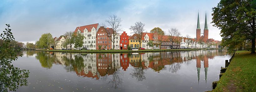 Paysage urbain, vieille ville de Luebeck en Allemagne, large vue panoramique depuis le célèbre Maler par Maren Winter