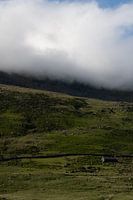Des rochers, de la verdure et des nuages. C'est le Pays de Galles et l'Angleterre