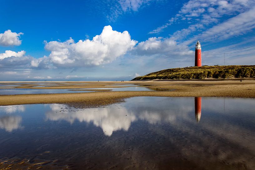 Spiegelung von Wolken und Leuchtturm im Wasser von Wijnand Medendorp