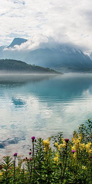 Spiegelung von Bergen und Wolken (Teil 2 des Triptychons) von Ellis Peeters