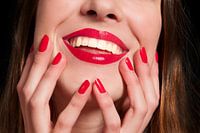 Lächelnde weibliche Mund mit den Händen