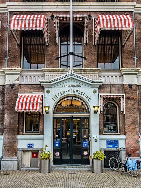 De entree van het voormalig Prinsengrachtziekenhuis. by Don Fonzarelli