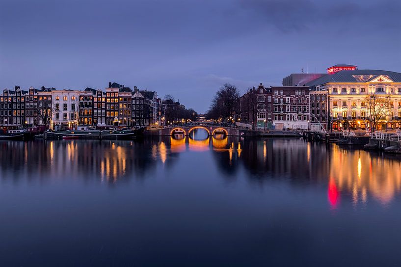 Blick über den Fluss Amstel in Amsterdam von Dick Portegies