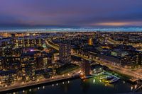 Rotterdam in de avond.