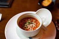 Frische vegetarische Tomatensuppe in einem Restaurant