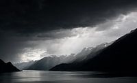Regenwolken über Fjord