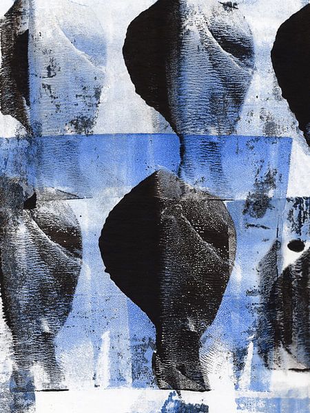 Abstrakte organische Formen in Schwarz, Weiß und Blau. von Dina Dankers