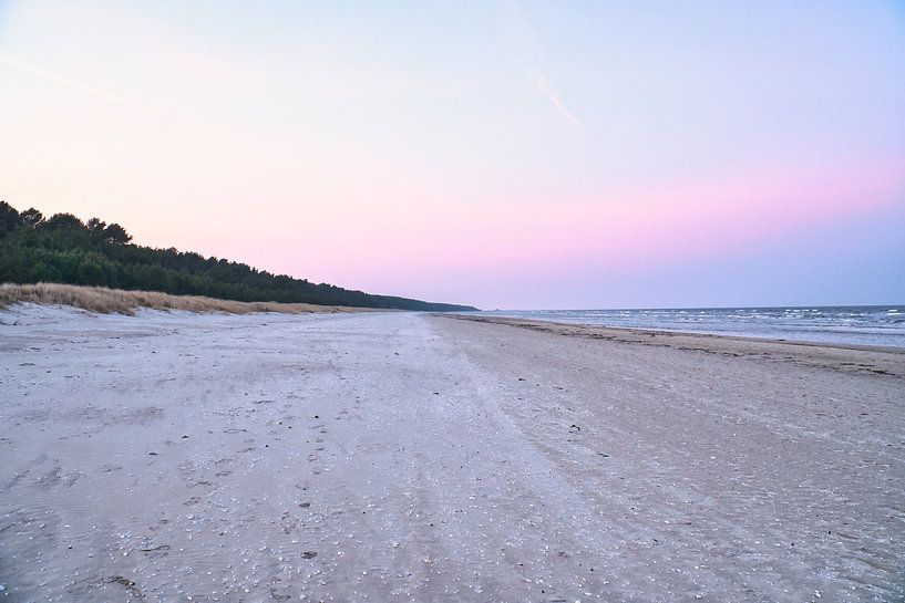 Vue sur la plage d'Usedom avec les dunes d'un côté et la mer Baltique de l'autre. par Martin Köbsch