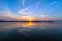 Uitzicht strand met zonsondergang - Weerspiegeling