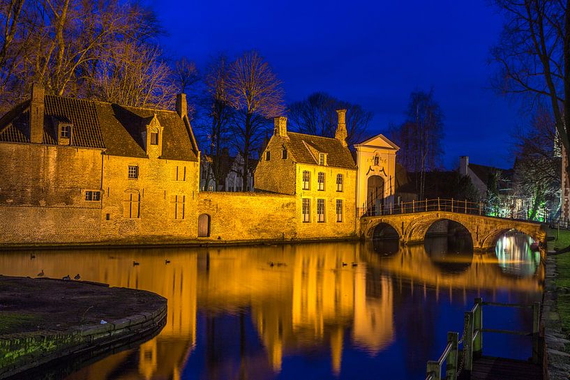 Brügge, Brücke zum Beginenhof in blauer Stunde von Maarten Hoek