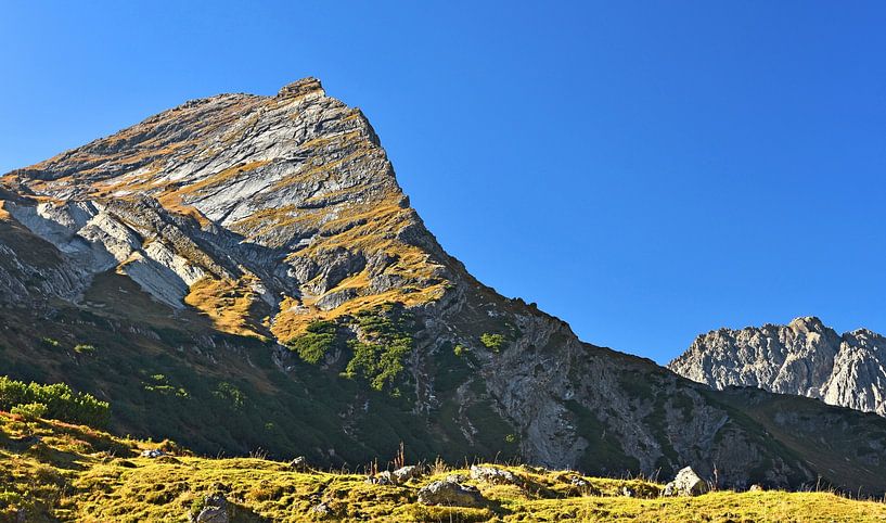 Une montagne aux formes harmonieuses dans les Alpes de Lechtal. par Andreas Föll