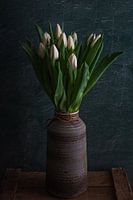 Weiße Tulpen in Vase