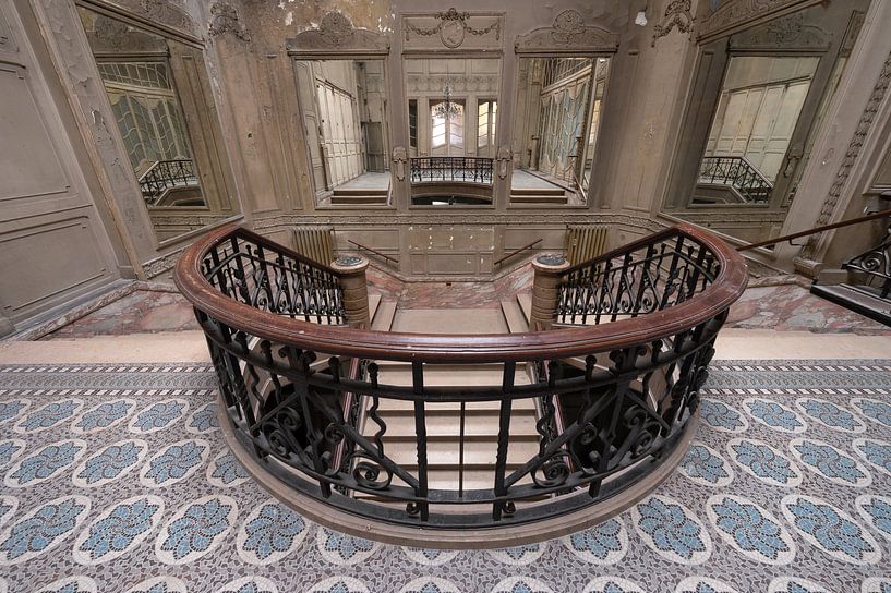 Treppenhaus in einem alten Theater von Tim Vlielander