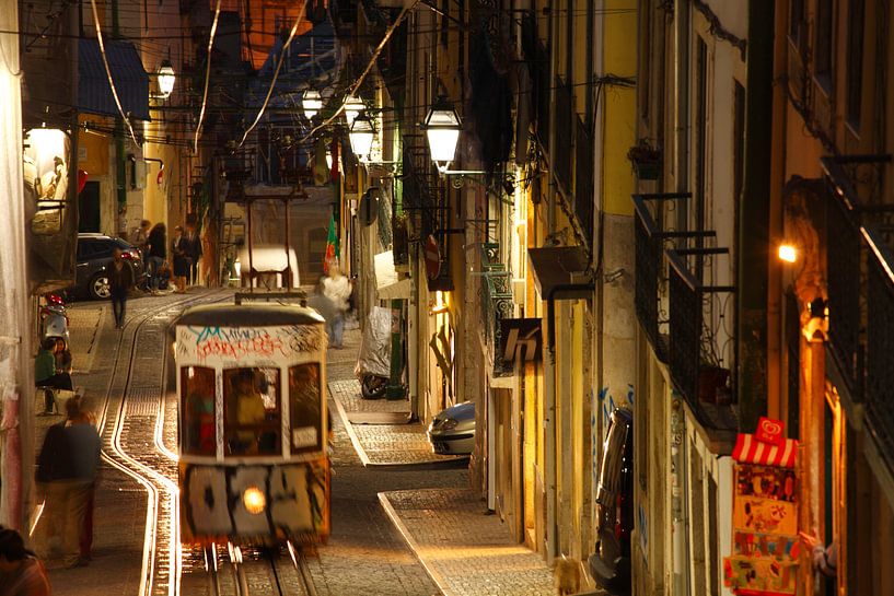 Elevador da Bica in der Abenddämmerung im Bairro Alto, Lissabon, Portugal von Torsten Krüger