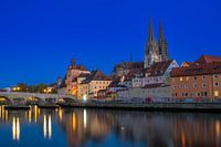 Donaufufer in Regensburg zur blauen Stunde