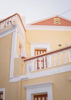 Griechischer gelber Giebel - Mittelmeer-Fotodruck | Bunte Wandkunst