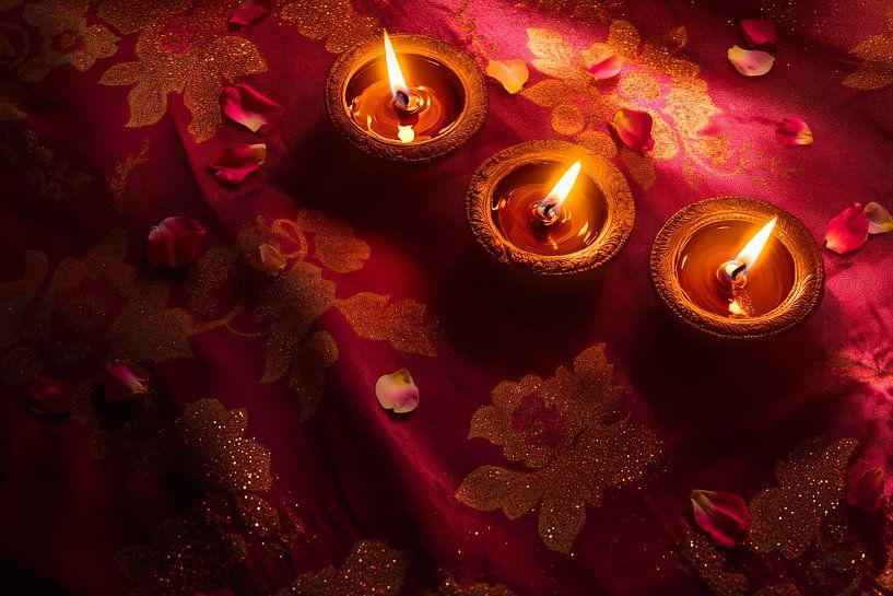 Kerzenlicht und Blütenblätter von Poster Art Shop