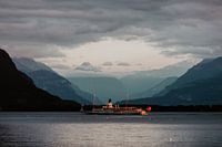 Boot segelt über Schweizer See in den Alpen