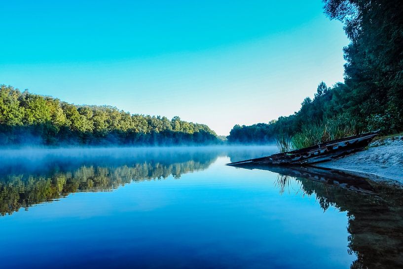Forest lake at sunrise by SPUTNIKeins fotografie