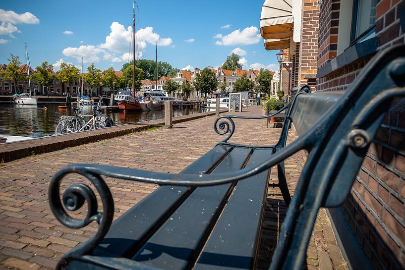 Vue du banc vintage sur le vieux port dans la ville néerlandaise par Fotografiecor .nl