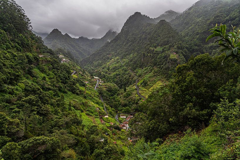 Dorf in den nebligen und grünen Bergen Madeiras von Jeroen de Jongh Fotografie
