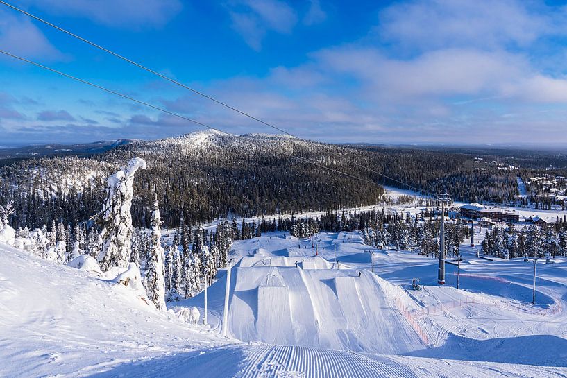 Paysage avec de la neige et des arbres en hiver à Ruka, Finlande par Rico Ködder