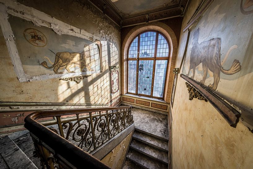 Trap met glas in loodramen en leeuwen van Inge van den Brande