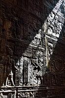 Een muur met hiërogliefen in het zonlicht