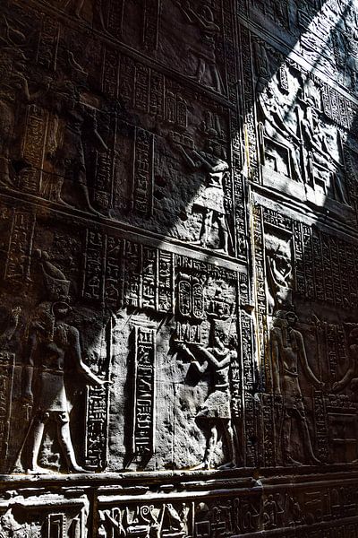 Eine Wand mit Hieroglyphen im Sonnenlicht von MADK