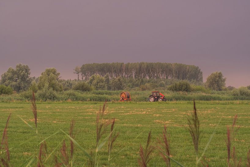 Tracteur dans le paysage par Moetwil en van Dijk - Fotografie