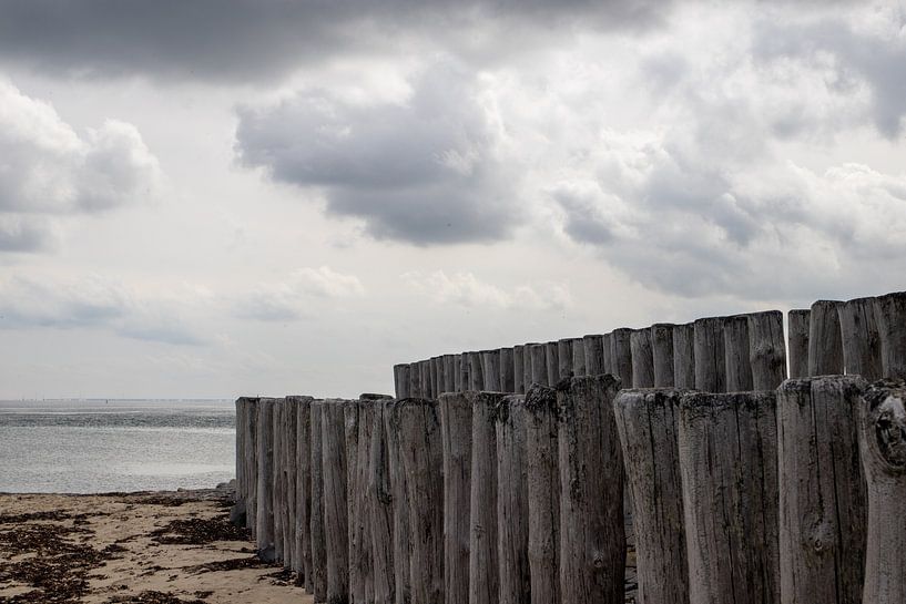 Dunkler Himmel an der Küste von Renesse von Martijn Aalbers