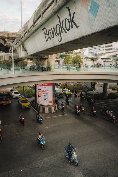 Bangkok Citylife: Urbanes Verkehrschaos unter Skywalk von NZME Photography
