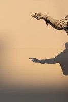 Bild eines zeigenden Fingers im Abendlicht in Athen