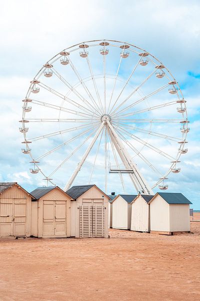 Grande roue et cabines de plage sur la côte française, Normandie l Travel Photography par Lizzy Komen