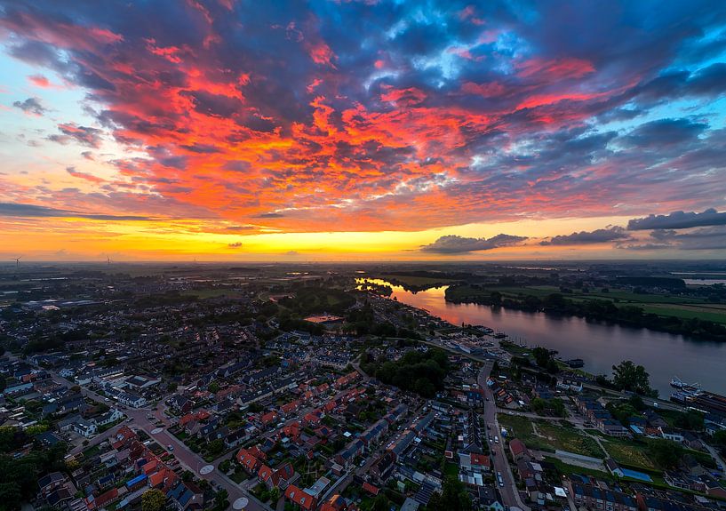 Dramatischer Sonnenuntergang über Kerkdriel und der Maas von Franklin Driessen